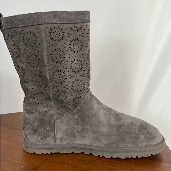 UGG Lo Pro Short Perforated Boot Charcoal - Picture 4 of 9